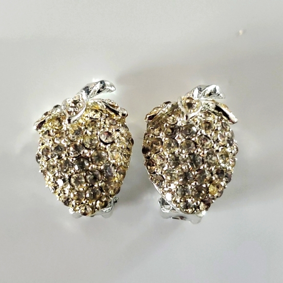 Boutique Vintage Silver Tone w Accent Strawberry Design Clip On Earrings - Picture 1 of 6